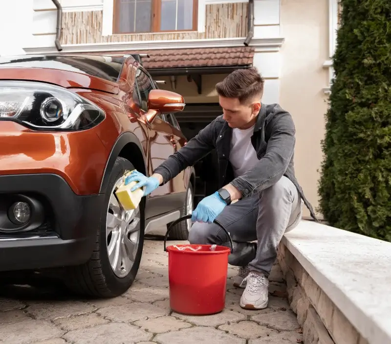 Lavage auto à domicile Plougonvelin : professionnel intervenant sur un véhicule